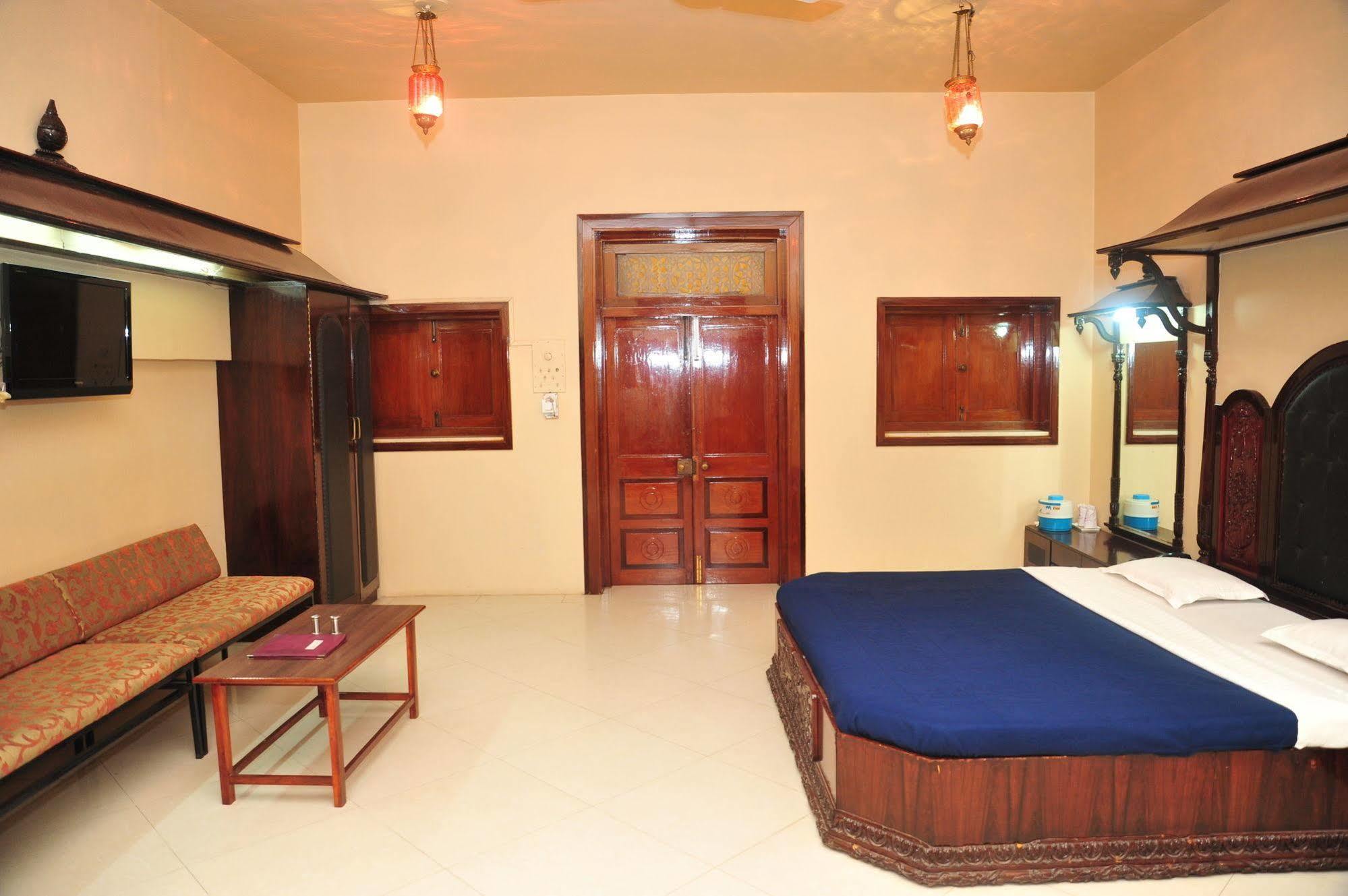 Hotel Siddhartha Palace Ahmedabad Extérieur photo